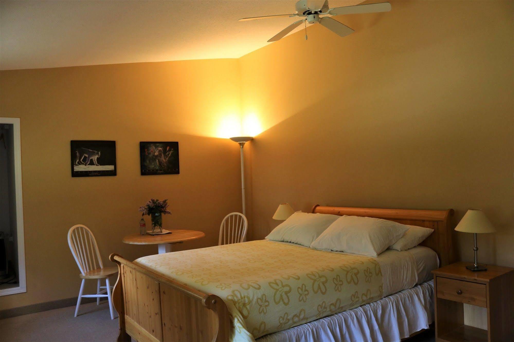 רבלסטוק Mulvehill Creek Wilderness Inn And Wedding Chapel מראה חיצוני תמונה